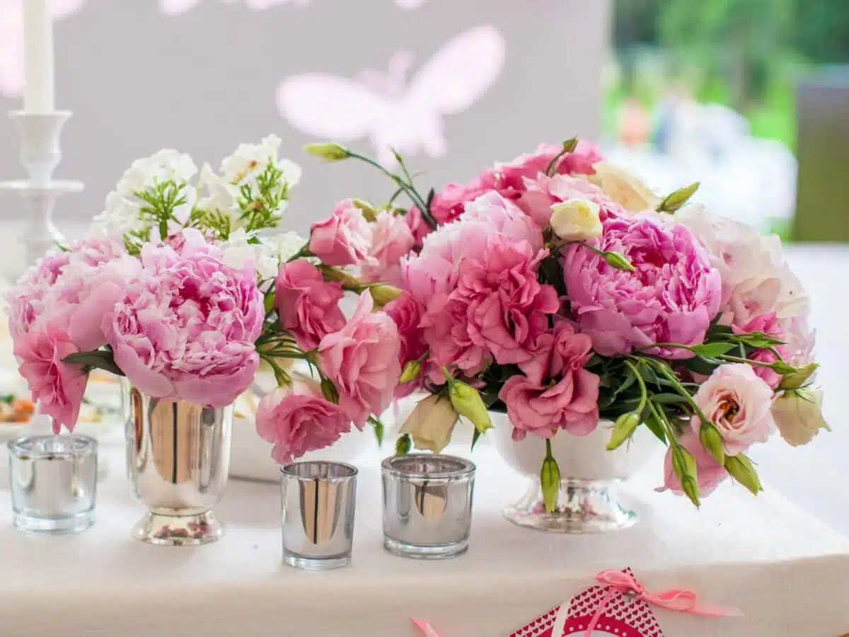 fleurs pour le centre de la table de mariage