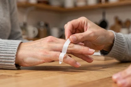 Femme mesurant son doigt avec une bandelette de papier pour trouver sa taille de bague
